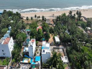 una vista aérea de una playa con casas y árboles en Sea View JC Villa, en Kottakupam