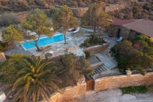 uma vista aérea de uma casa com piscina em Villa Art Natalie em Kythnos