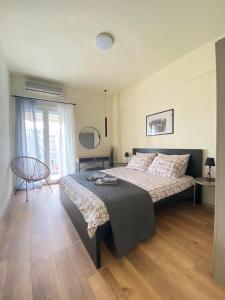 C.15 Vardan's apartment في سلانيك: غرفة نوم بسرير كبير وارضية خشبية