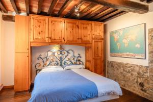 Schlafzimmer mit einem großen Bett und Holzschränken in der Unterkunft Dimora la Rocca in Gallicano