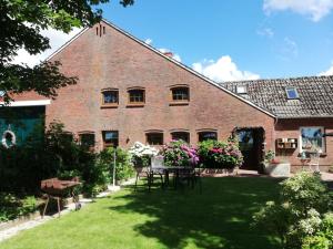 a large brick building with a table in the yard at Ferienwohnung Bonishof in Westerholt