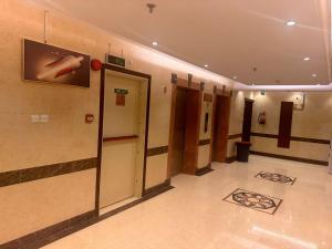 فندق نسمات اليقين في مكة المكرمة: مدخل مبنى فيه صورة على الحائط