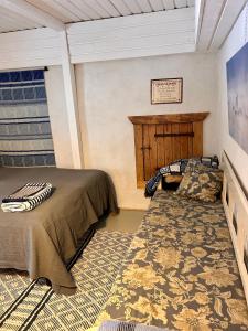 - une chambre avec un lit et un tapis dans l'établissement Savikulma savihuone B&B, à Mynämäki
