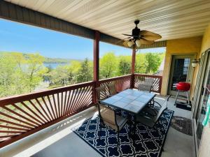 a screened in porch with a table and chairs at Rockwood Condos on Table Rock Lake With Boat Slips in Branson