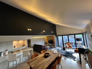 Bossut-Gottechain萨库拉公寓的一个带木桌和椅子的大客厅