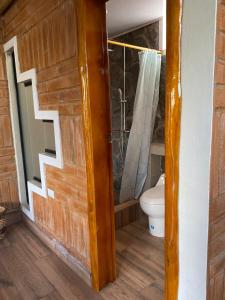 Koupelna v ubytování Watzara Wasi Apart Hotel Vacacional en Cotacachi