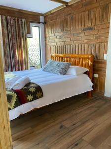 Postel nebo postele na pokoji v ubytování Watzara Wasi Apart Hotel Vacacional en Cotacachi