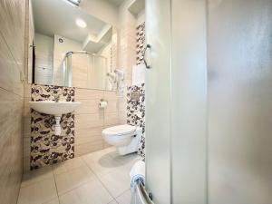La salle de bains est pourvue de toilettes et d'un lavabo. dans l'établissement Hotel Turkus, à Białystok