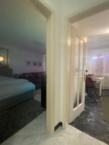 um quarto com uma cama e uma sala de estar em Bellezza in Lorraine em Berna