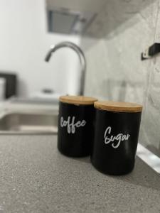 ヴロラにあるSerene Stayのキッチンのカウンターに座ったコーヒーカップ2杯
