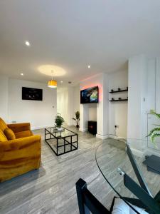 un soggiorno con divano e TV di Rooms Near Me - Apartment 2, Smart Tv, Free Parking a Halesowen
