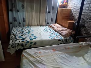 1 dormitorio con 2 camas en una habitación en Paseo Verde Condominium en Manila