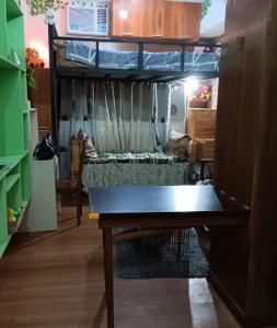 マニラにあるPaseo Verde Condominiumの二段ベッド1組が備わる客室で、デスクが付いています。