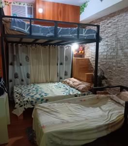 マニラにあるPaseo Verde Condominiumの二段ベッドが2つある部屋にベッドが2つ