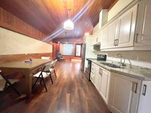 Kjøkken eller kjøkkenkrok på vihome-Quiet House near Bayview Village and Subway
