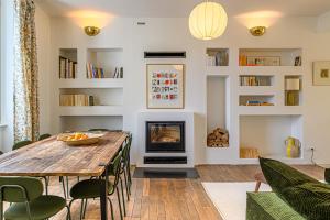 a dining room with a table and a fireplace at Solam - Maison de peintre et de vacances in Vannes