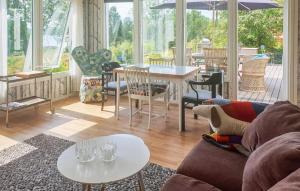 sala de estar con sofá, mesas y sillas en Beautiful Home In Sparreholm With Lake View, en Sparreholm