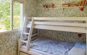 1 dormitorio con literas y ventana en Beautiful Home In Sparreholm With Lake View, en Sparreholm