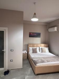 1 dormitorio con 1 cama en una habitación en Serene Stay en Vlorë
