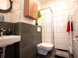 een badkamer met een toilet en een wastafel bij SR24 - Space in Recklinghausen in Recklinghausen