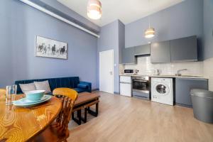 a kitchen and living room with a table and a dining room at Couple's getaway 1BDR apt near Holland Park in London