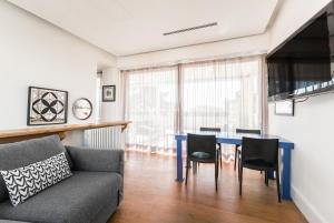 uma sala de estar com um sofá e uma mesa em Villa Michelangelo MEDIUM em Roma