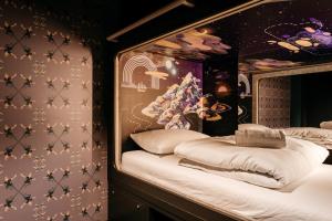 Postel nebo postele na pokoji v ubytování Capsule Hotel - Lucerne Old Town