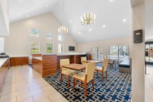 cocina y comedor con mesa y sillas en Avia Residences on Savoy - Extended Stay en Atlanta