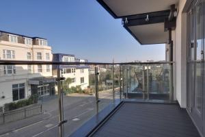 balcón con puertas de cristal y vistas a la calle en East Altitude, en Bournemouth
