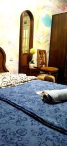 エレバンにあるAsine Yerevanのベッド2台が備わる客室で、壁には壁画があります。