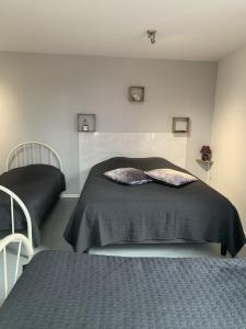 um quarto com duas camas num quarto em Malocco em Pontcarré