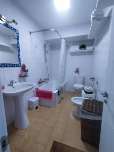 casa sisargas في لا كورونيا: حمام مع حوض وحوض استحمام ومرحاض