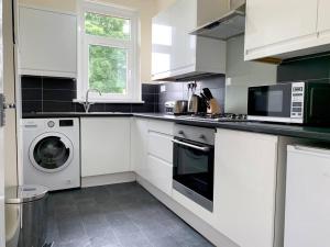Een keuken of kitchenette bij Modern And Vibrantly Designed Apartment