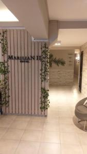 un vestíbulo con una pared con plantas. en Hotel Marilian II en Salta
