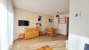 TV a/nebo společenská místnost v ubytování Vallee Blanche - E2 - Studio confort - 4 pers