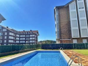 una piscina frente a un edificio en Costa Verde - 6006, en Noja