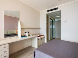 una camera con un letto e un grande specchio di Hotel San Pietro a Limone sul Garda
