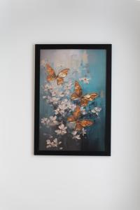 una imagen enmarcada de las mariposas sobre las flores en Open Mind Property - Luxury 3 Beds & Free Parking, en Portsmouth 25 fotos más