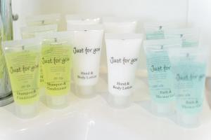 un grupo de botellas de hidratantes hidratantes sentadas en un estante en Open Mind Property - Luxury 3 Beds & Free Parking, en Portsmouth