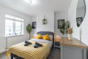 Un dormitorio con dos camas y un espejo. en Open Mind Property - Luxury 3 Beds & Free Parking, en Portsmouth