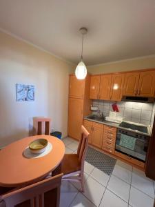 cocina con mesa de madera y comedor en Apartmani Central 12 & Free parking, en Vrnjačka Banja