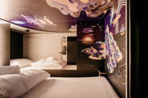 Postel nebo postele na pokoji v ubytování Capsule Hotel - Lucerne Old Town