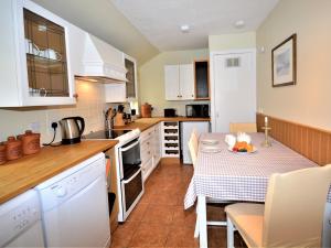 een keuken met een tafel met een bord eten erop bij 2 bed in Duns 48811 in Duns