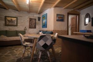 uma sala de estar com uma mesa e cadeiras e um sofá em Villa Art Natalie em Kythnos