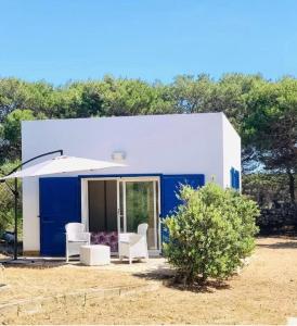 ファヴィニャーナにあるCanova LUXURY ROOMS A POCHI PASSI DAL CENTROの青白の家