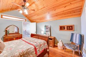 sypialnia z łóżkiem i drewnianym sufitem w obiekcie Stunning Farm Retreat 12 Mi to Downtown McKinney! w mieście Princeton