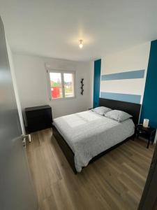 1 dormitorio con cama y ventana en Appartement climatisé en Charmes