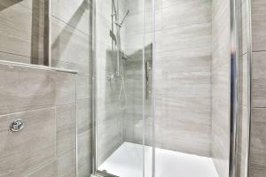 uma casa de banho com um chuveiro e uma porta de vidro em StayRight 1-Bed City Nest in Cardiff em Cardiff