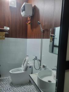 a bathroom with a toilet and a sink at Shan Tea Homestay in Ha Giang