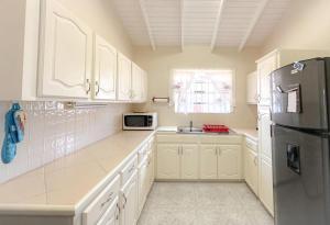 Kuchyň nebo kuchyňský kout v ubytování 2 Bed Apartment, great location